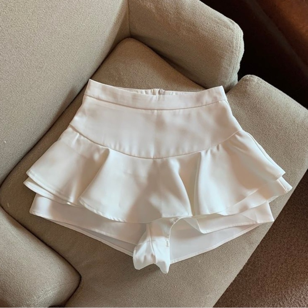 Elegant White Ruffle Women Shorts
